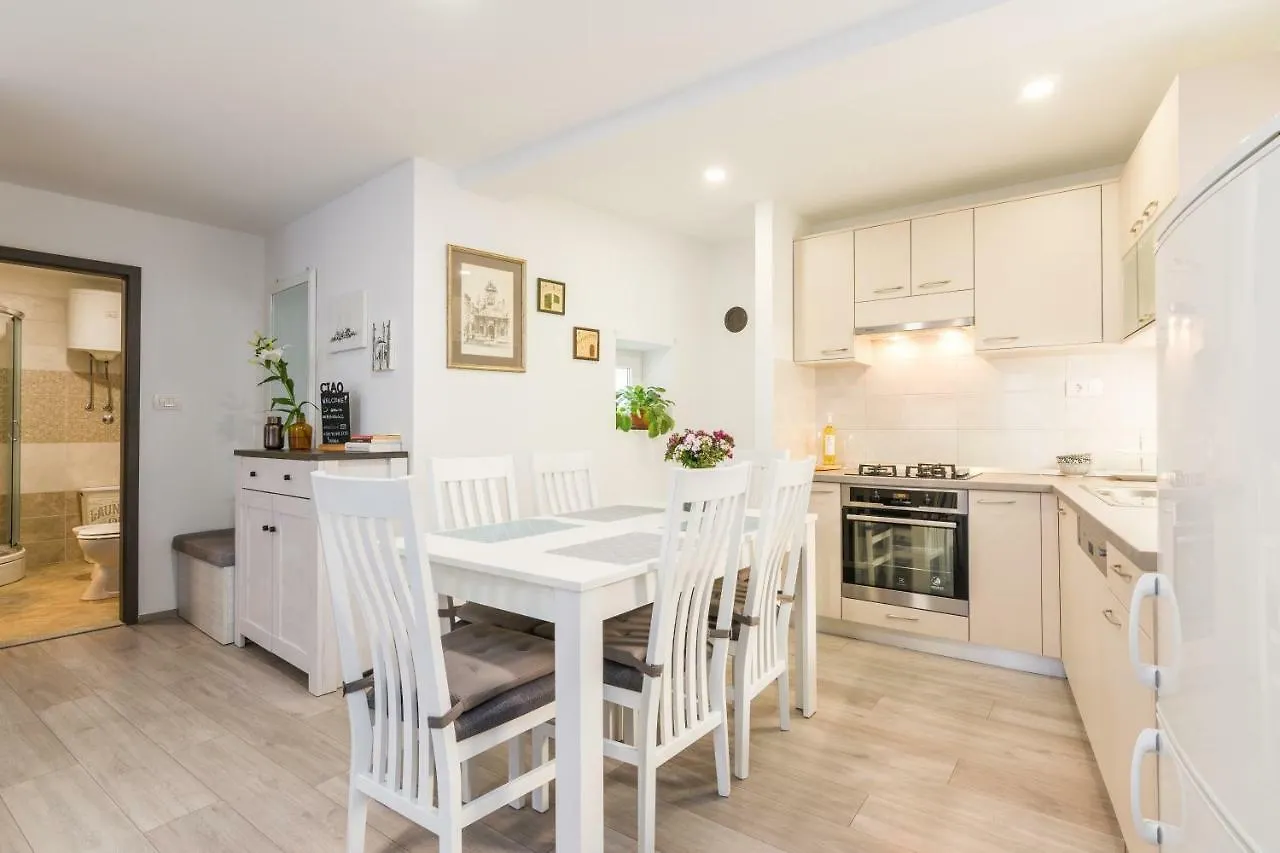 Stylish Apartment In The Center Of Zara