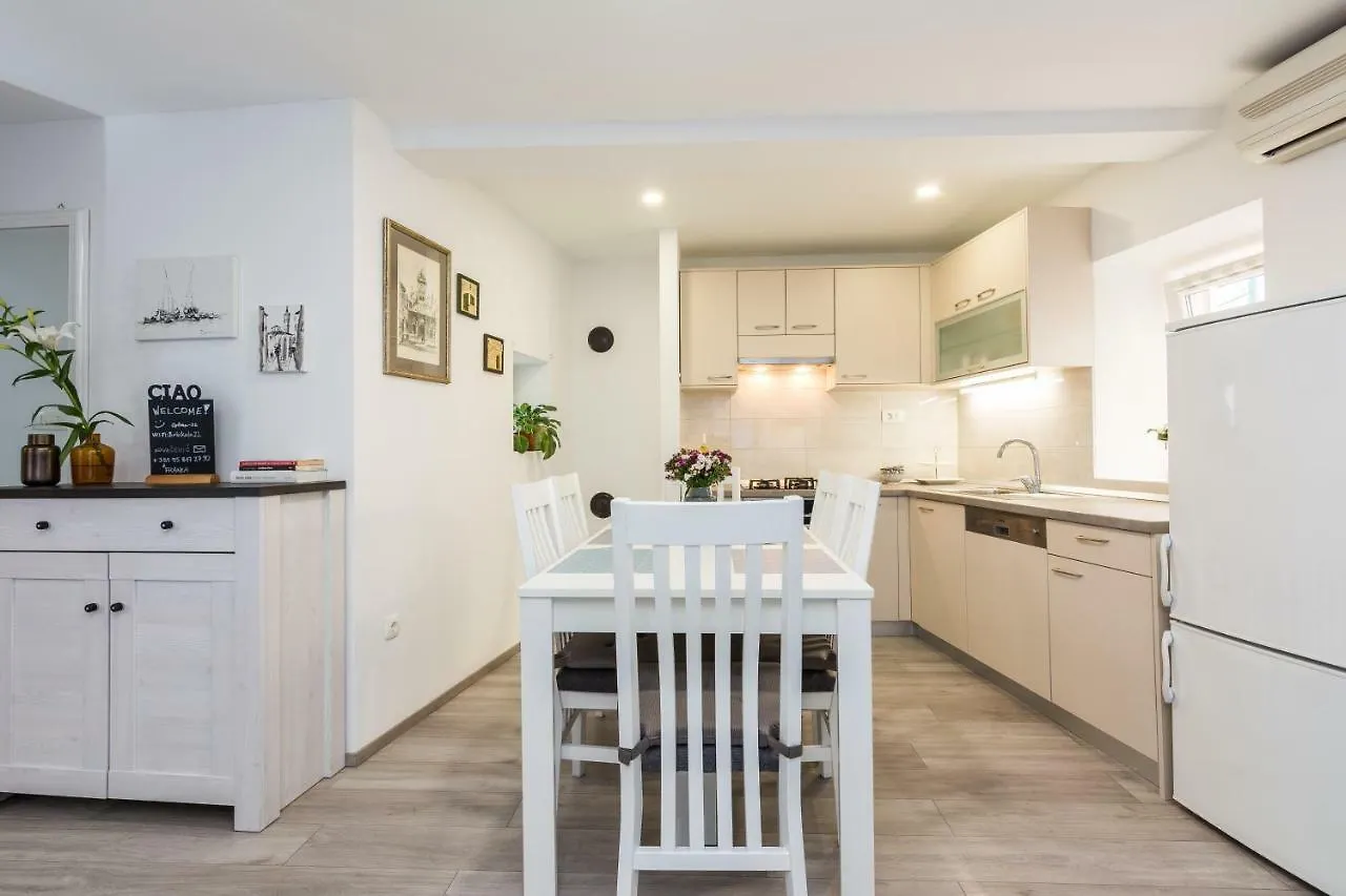 Stylish Apartment In The Center Of Zadar 0*,