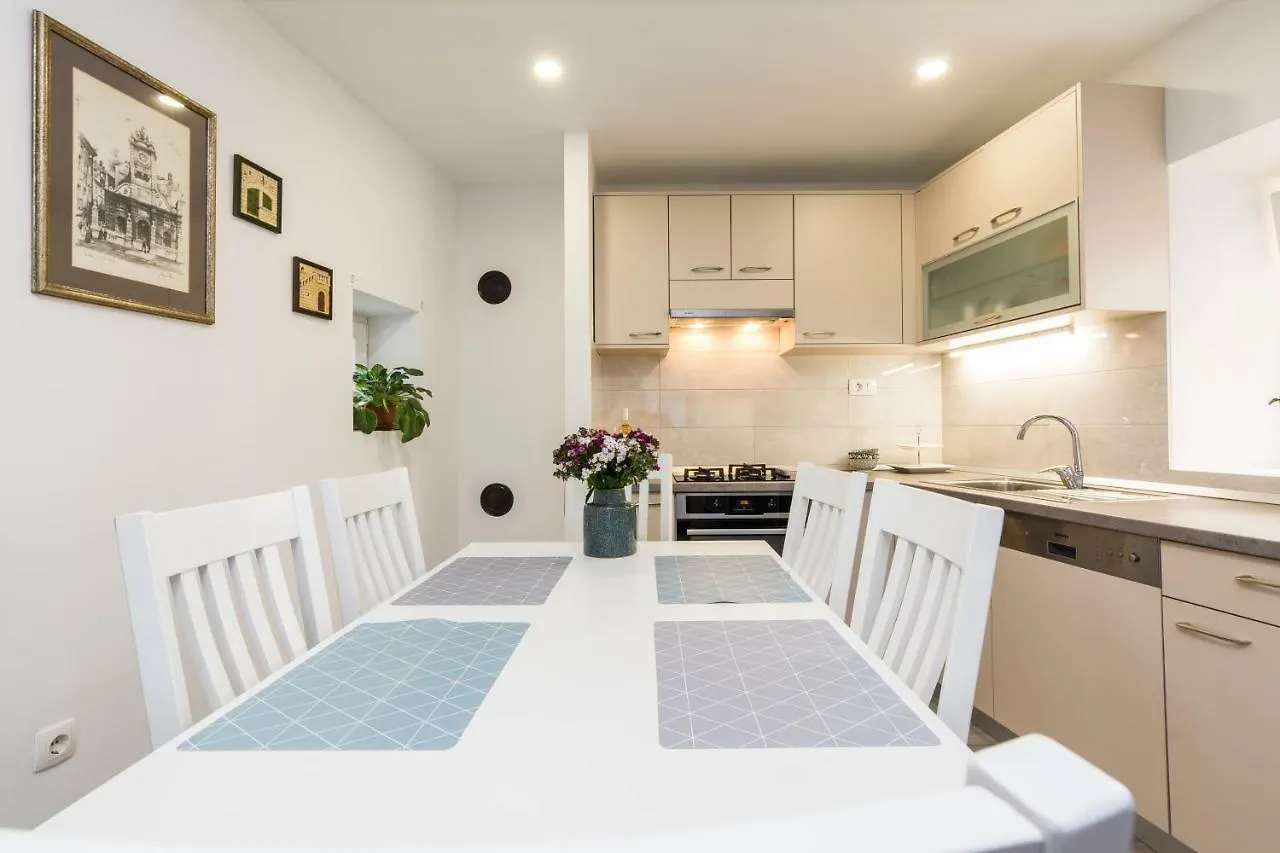 Stylish Apartment In The Center Of Zadar 0*,